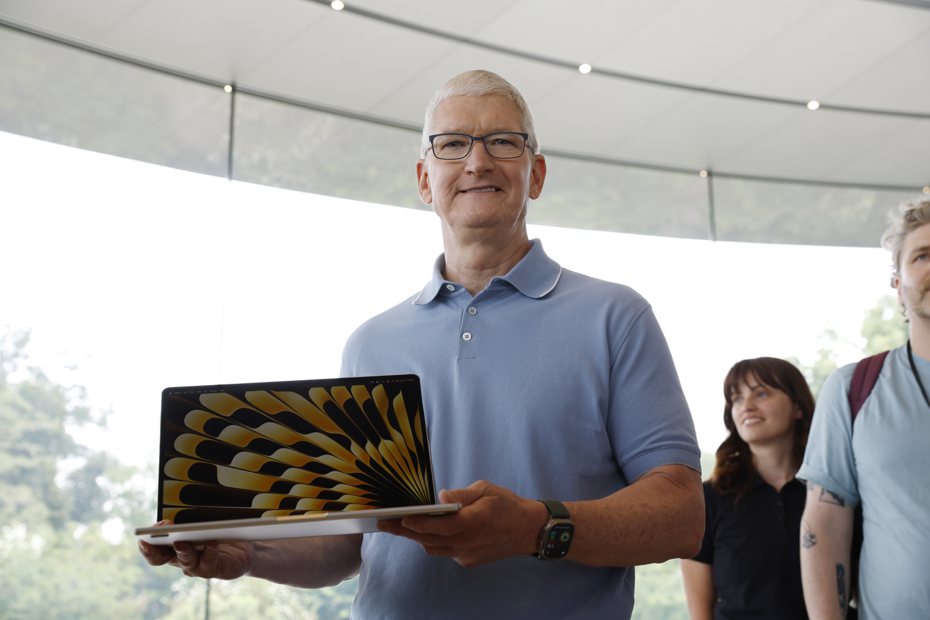 蘋果執行長庫克在5日的WWDC活動上，展示15吋MacBook Air筆電。  歐新社