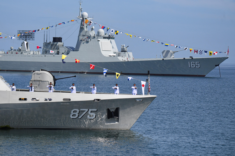 由印尼主辦的「科莫多-2023」多國海上聯合演習（2023 Multilateral Naval Exercise Komodo, MNEK）本月4日至8日舉行，圖為參演的印尼軍艦。（路透）