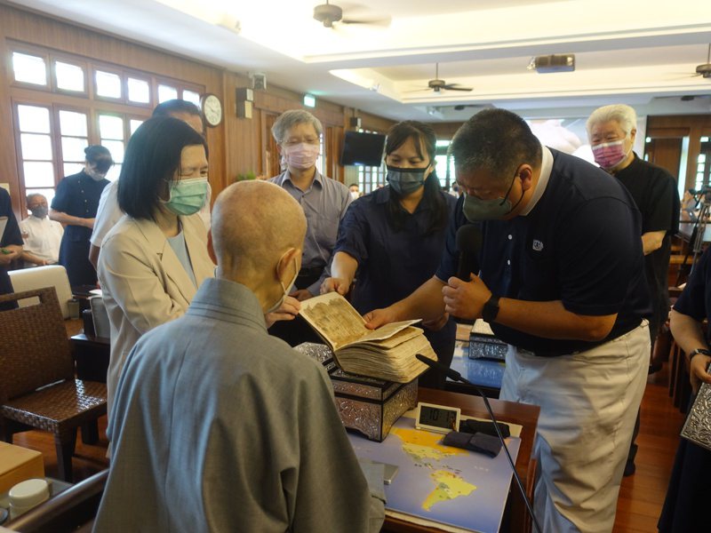 慈濟基金會委託台灣圖書館圖書醫院，歷經近3年，修復完成500年的古蘭經，近日送回靜思精舍。圖／慈濟基金會提供