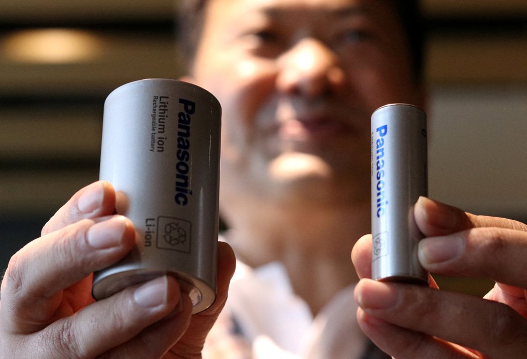 Panasonic展示所生產的4680電池（左）和2170電池。路透