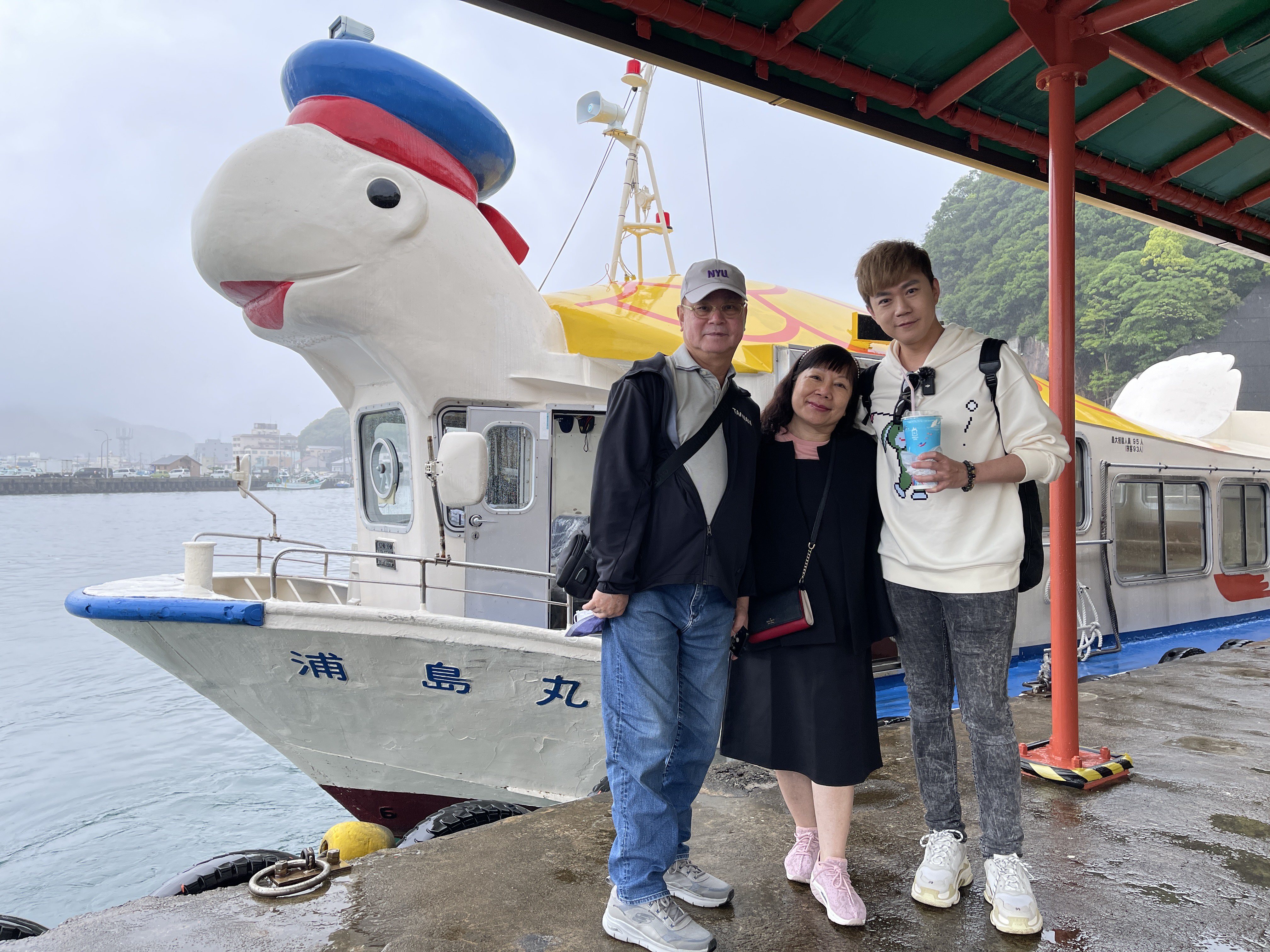李岳(右)带著爸妈到日本旅行不忘拍影片。图／李岳提供