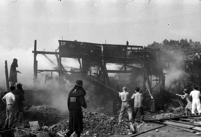 1956年6月7日，中正路省公賣局第一酒廠發生大火，第七倉庫付之一炬，圖為現場消防人員救火情景。圖／聯合報系資料照片