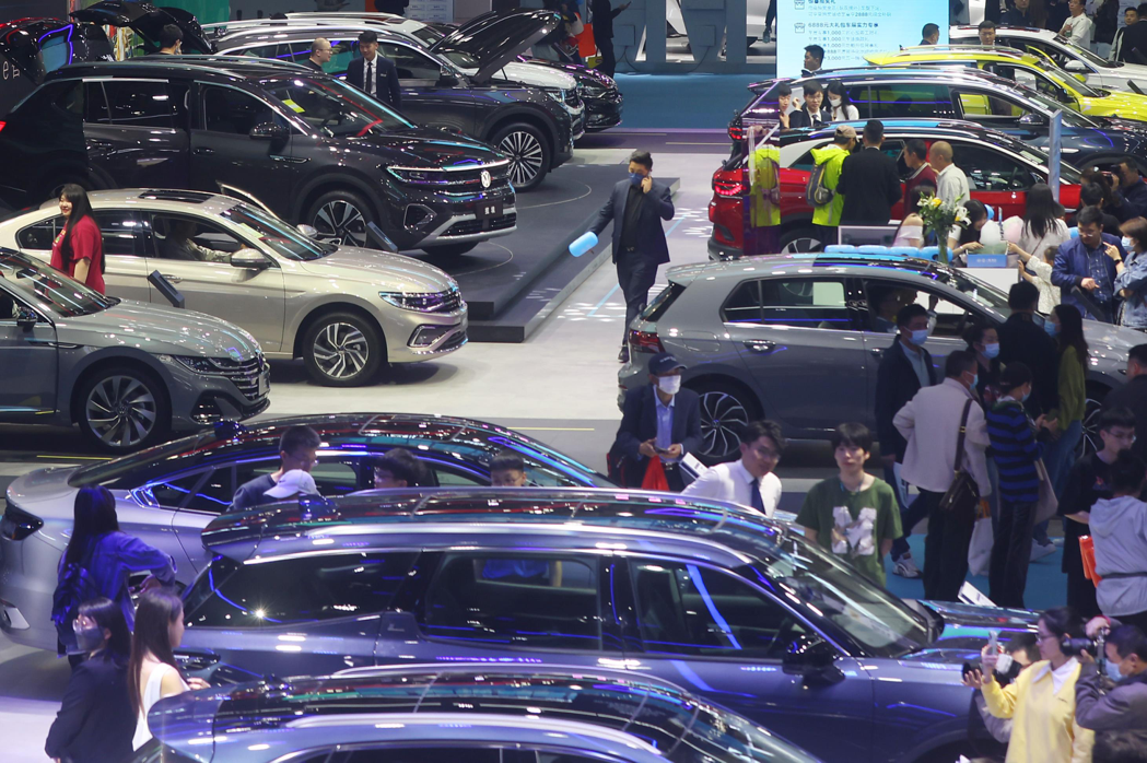 大陸汽車產業殺價競爭情況依舊嚴重。圖為南京早前舉辦的車展。（中新社）