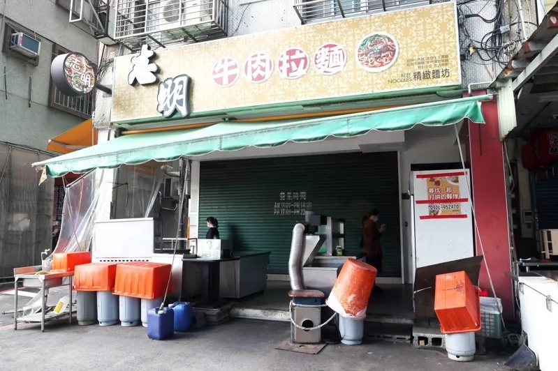 爭議牛肉麵店老闆發聲明致歉，同時表示「石牌分店將暫時歇業」。記者邱德祥／攝影。