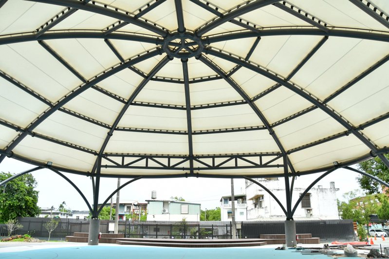 花蓮縣吉安鄉獲客家委員會支持，斥資近4000萬元在吉安國小風雨球場鋼構頂棚上建置1朵大油桐花，命名為「桐心廣場」。圖／吉安鄉公所提供