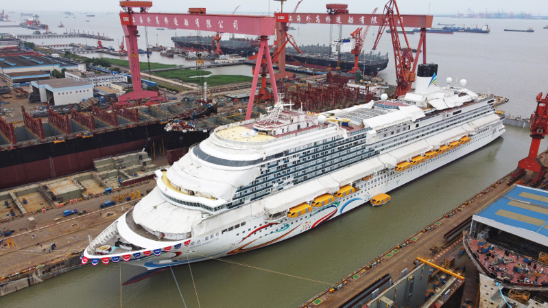 大陸第一艘國產大型郵輪「愛達．魔都號」，6日中午在中國船舶集團上海外高橋造船有限公司出塢。 （中新社）