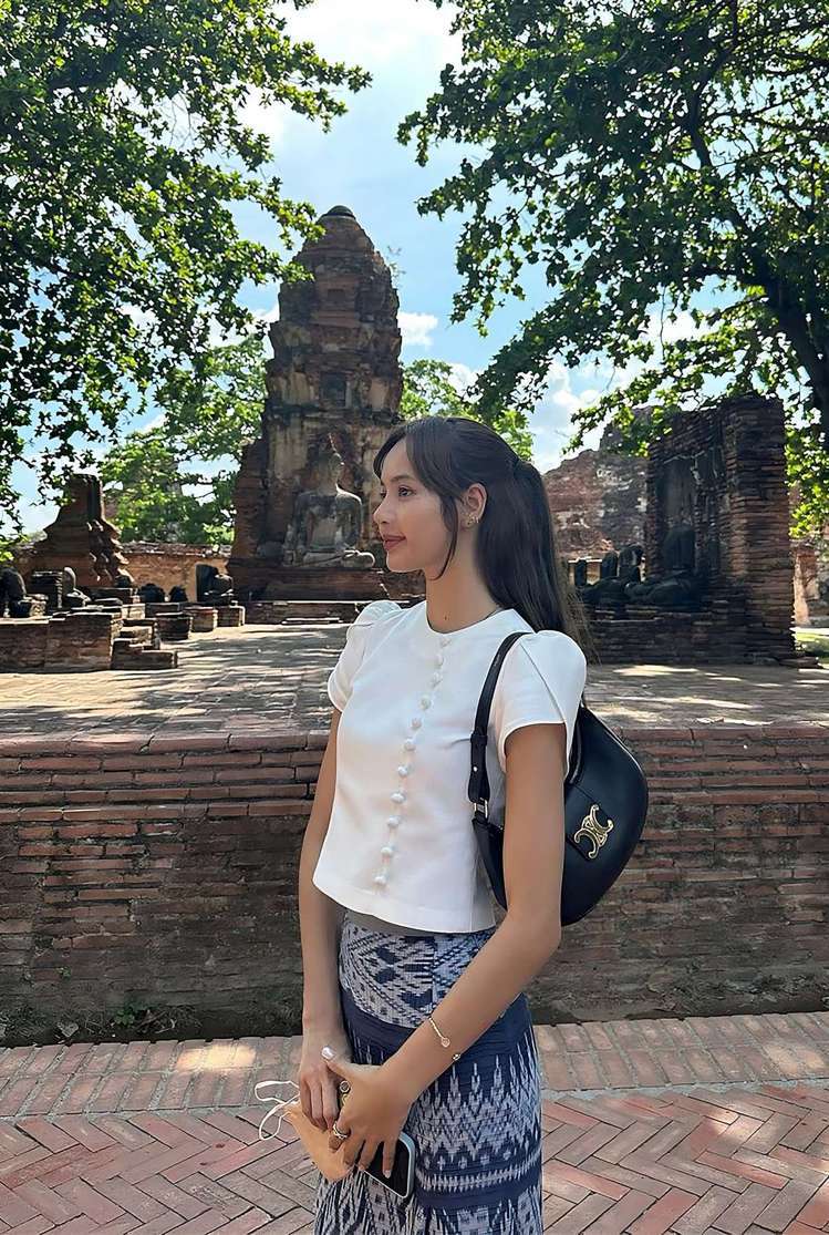 LISA近日返泰國度假，拎黑色AVA TRIOMPHE包遊歷名勝。圖／CELINE提供