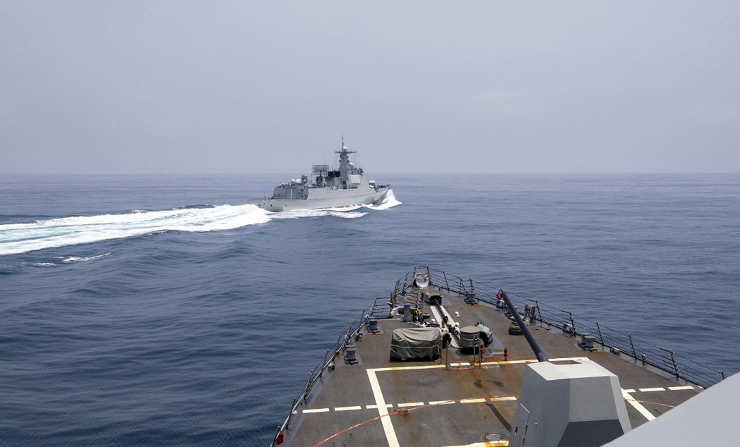 中共人民解放軍「蘇州號」驅逐艦在台灣海峽橫切穿越美國海軍「鍾雲號」驅逐艦前方，攝...