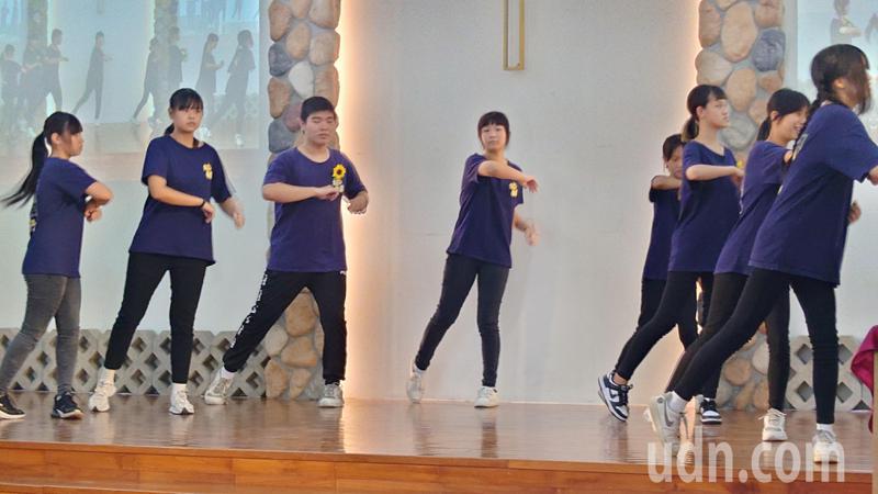 彰化縣向日葵學園學生表演舞蹈為畢業典禮增加青春活力。記者簡慧珍／攝影