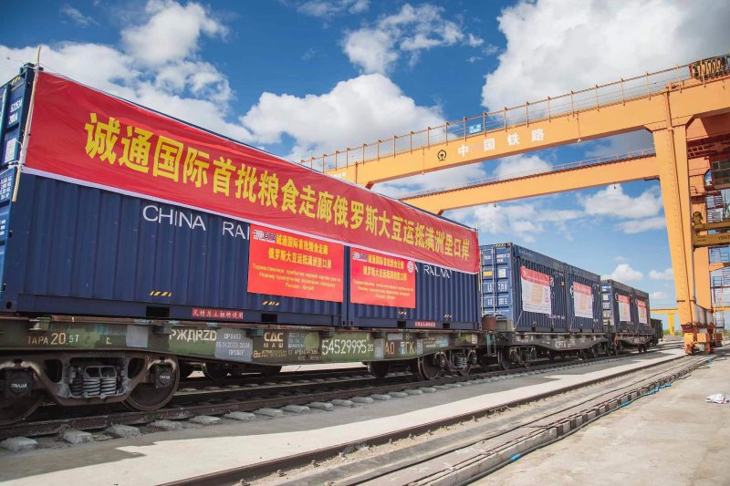 近日俄羅斯的大豆經由「中俄新路陸糧食走廊」運往大陸的內蒙古，這是首批此類糧食作物的運輸。（圖／取自誠通國際官網）