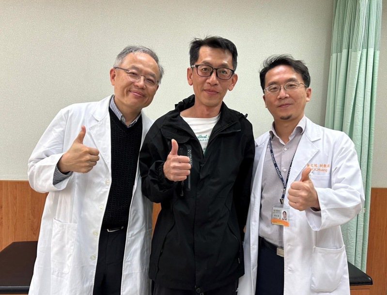 林口長庚一般外科系主任葉俊男（左）、罕見的骨盆腔肉瘤患者（中）、林口長庚腫瘤科主治醫師黃文冠（右）合影。圖／林口長庚醫院提供
