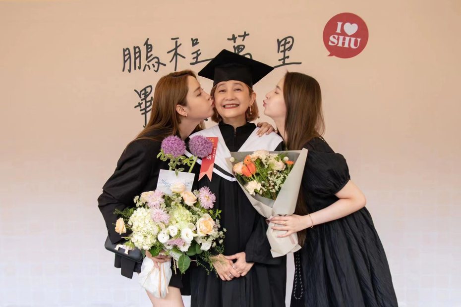 傅娟(中)今年從世新上海碩專班畢業，女兒妮妮(左)和娣娣都來參加畢業典禮。圖／世新提供
