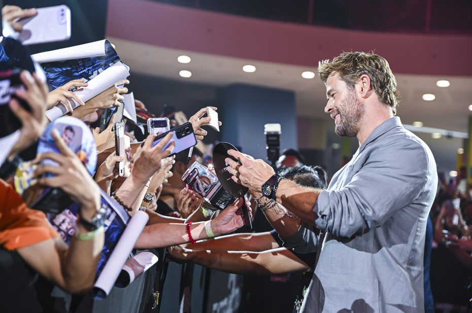 克里斯漢斯沃在馬尼拉首映會上熱情為所有粉絲簽名。圖／Netflix提供