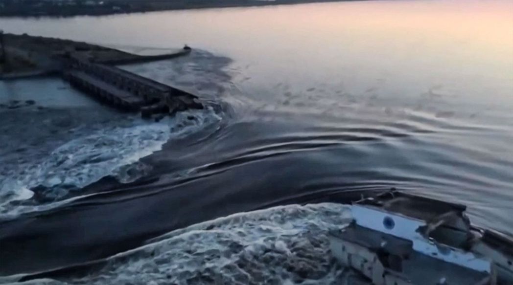 烏克蘭總統澤倫斯基的推特6日發布畫面顯示，卡科夫卡水壩被破壞，大量蓄水從缺口流出...