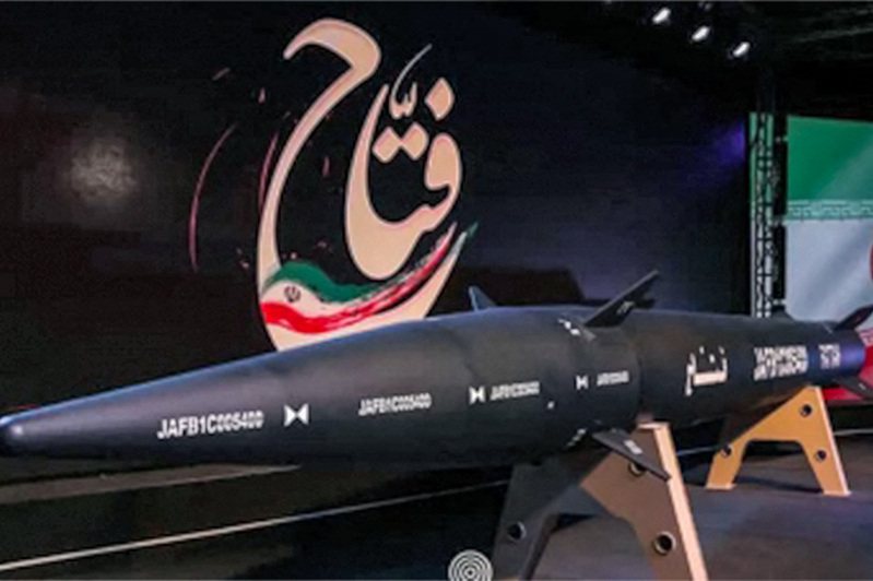 伊斯蘭革命衛隊（IRGC）展示新款極音速「法塔」飛彈。法新社