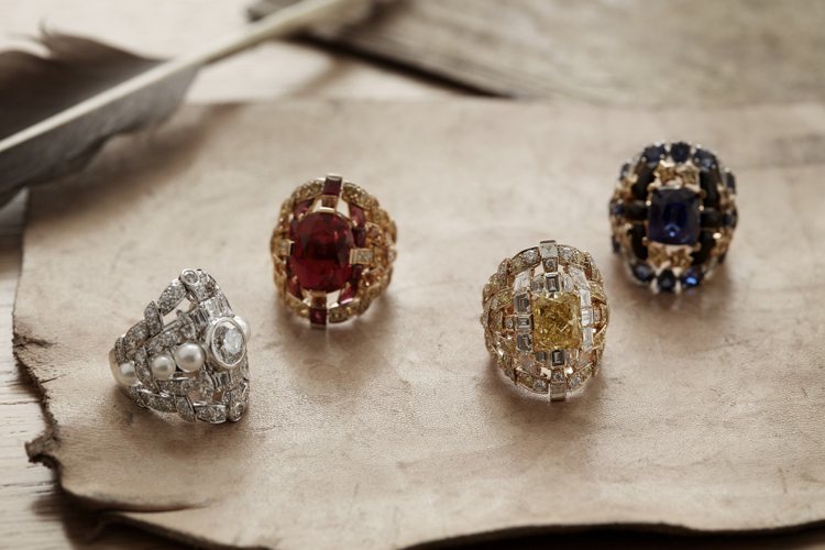 延伸作品Tweed Icône戒指共五款設計，均採用相同形狀設計，每一枚戒指各自...
