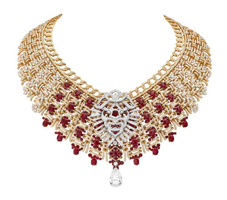 系列單價最高的Tweed Royal項鍊，黃金與白金鑲嵌鑽石及紅寶石，約1億7,...