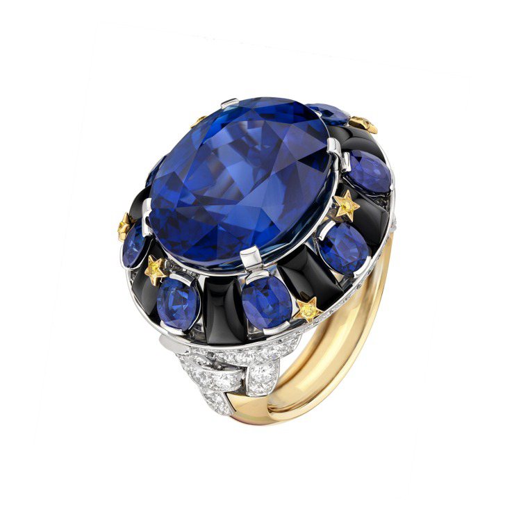 獨一無二的Tweed Astral Ring戒指，黃金與白金鑲嵌約23.84克拉橢圓型切割藍寶石主石，配八顆未經加熱處理的藍色寶石、鑽石、黃鑽、藍寶石及瑪瑙，約5,784萬2,000元。圖／香奈兒提供