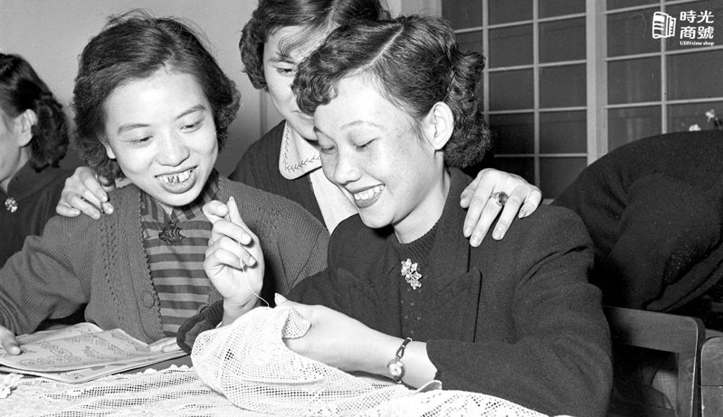 ▲台灣省婦女會成立刺繡補習班，圖為教課情形。1955/04/26。