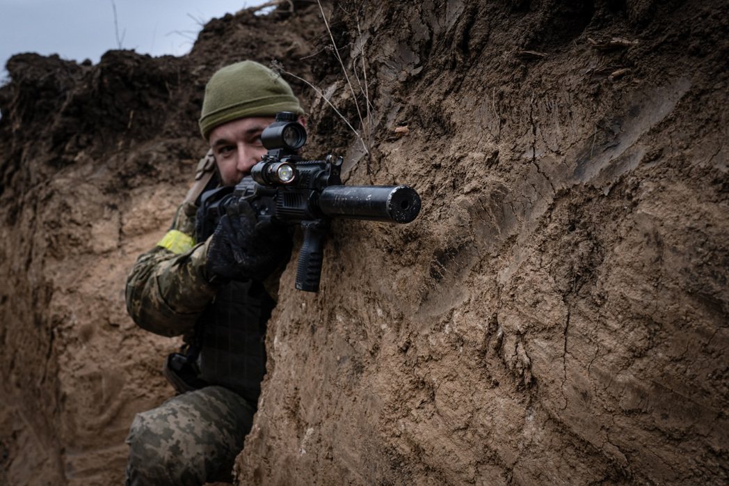 一名烏克蘭士兵，在烏克蘭南部地方進行模擬攻入敵方戰壕的訓練。  攝影／陳彥婷
