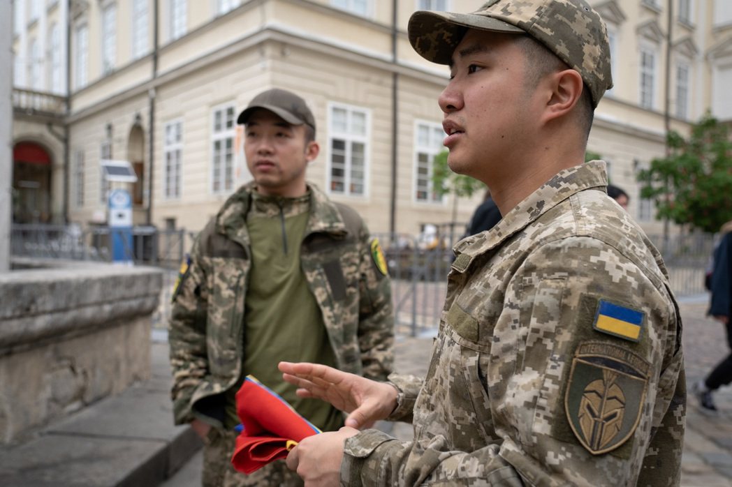 陳晞（右）比較過法國外藉兵團與烏克蘭國際兵團的前線訓練後，認為國軍訓練跟不上時代...