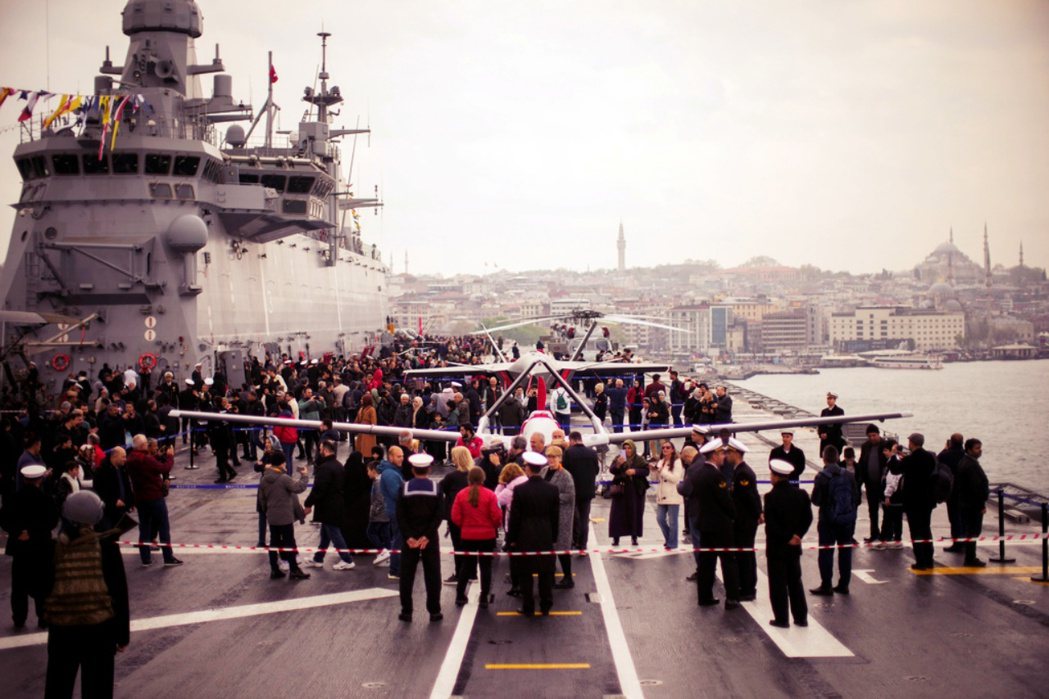 4月20日，民眾參觀位停泊在土耳其伊斯坦堡的兩棲突擊艦以及無人戰機。 圖／美聯社...
