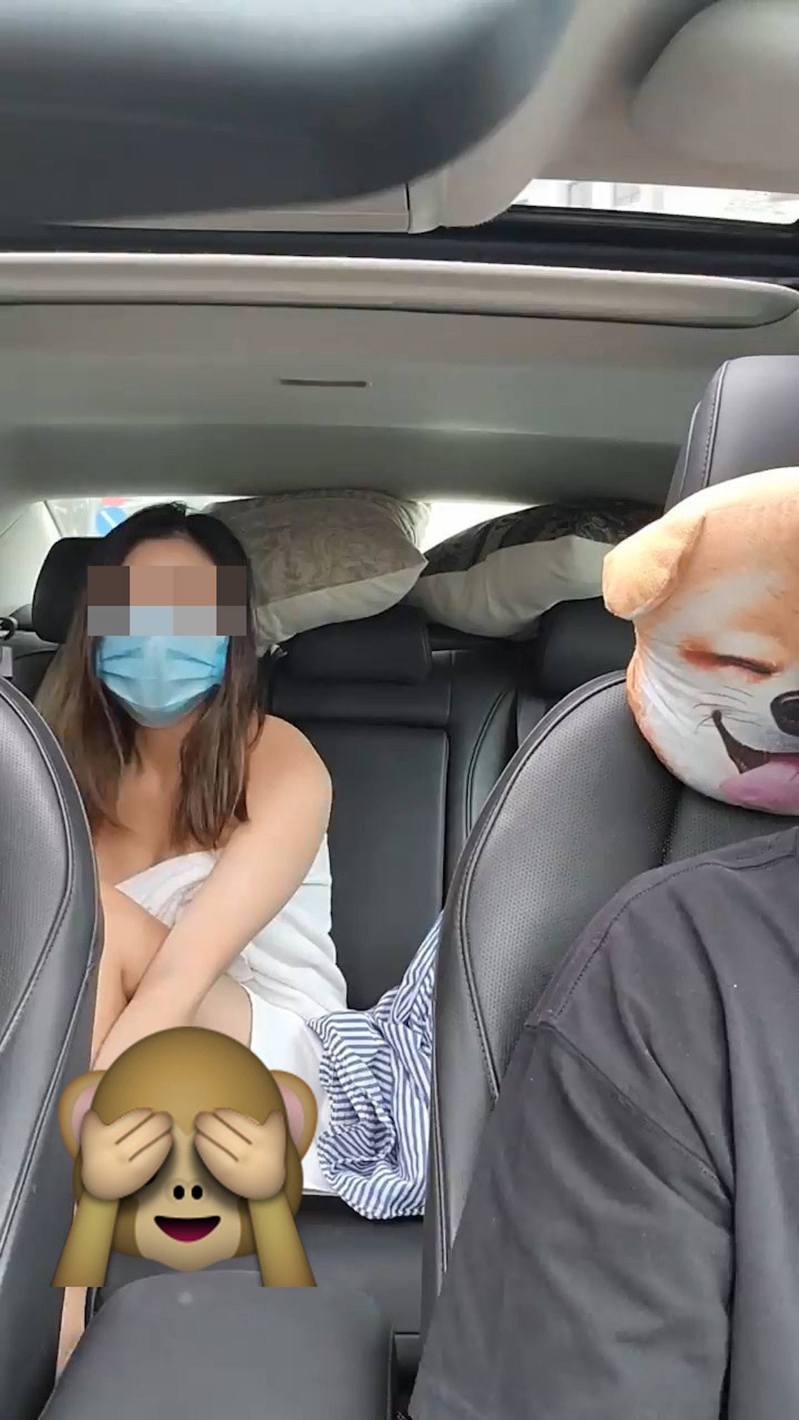 香港網路上瘋傳一段女子在計程車內換衣服的影片。（影片截圖）
