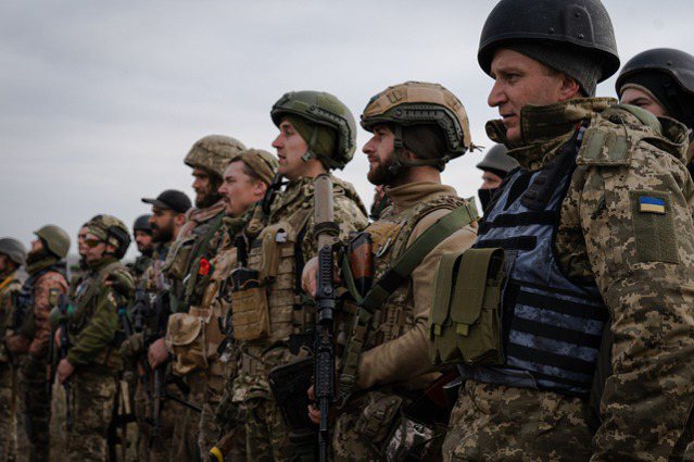 圖為烏軍小隊進行團體訓練，培養士兵間的默契。
