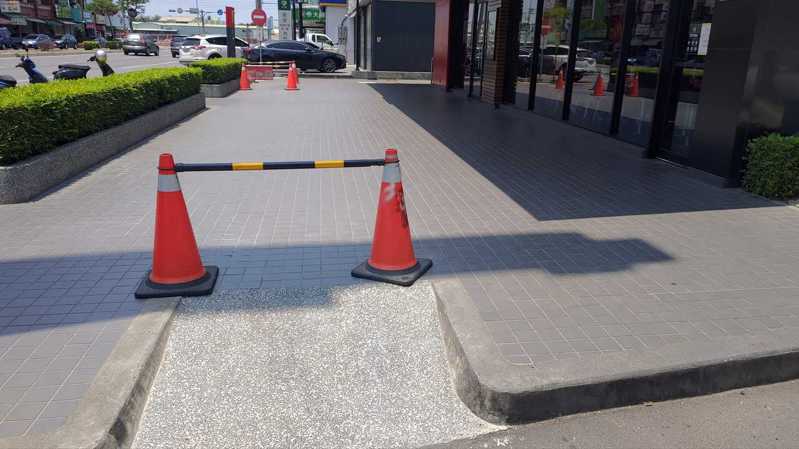 一名網友分享，台南一間麥當勞在其行人道上，以兩個交通錐擋住無障礙坡道。圖／翻攝自臉書社團「路上觀察學院」