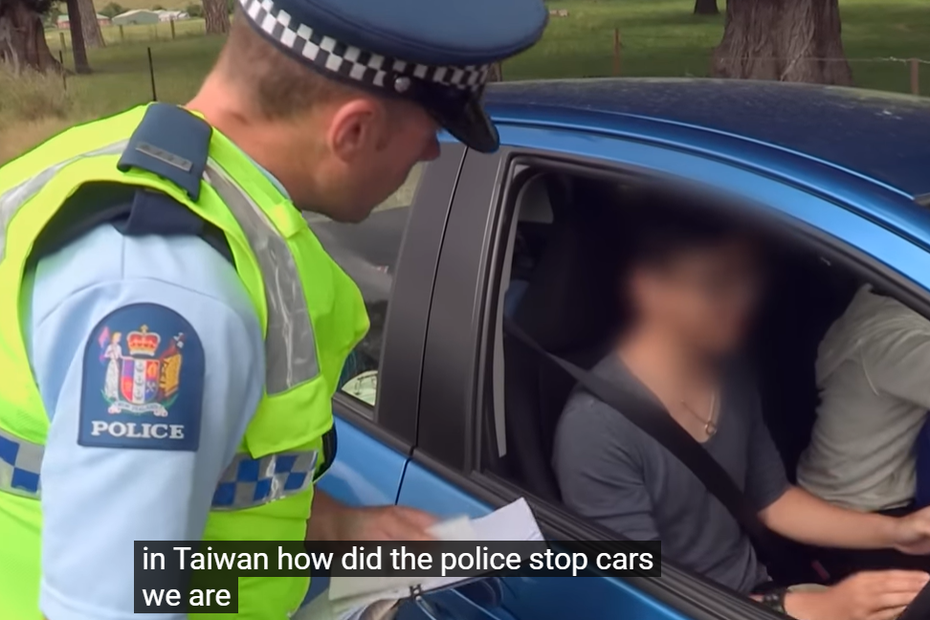 紐西蘭警方攔下一對台灣夫妻，指出他們開車時，犯下多項危險駕駛行為。圖／擷自Youtube