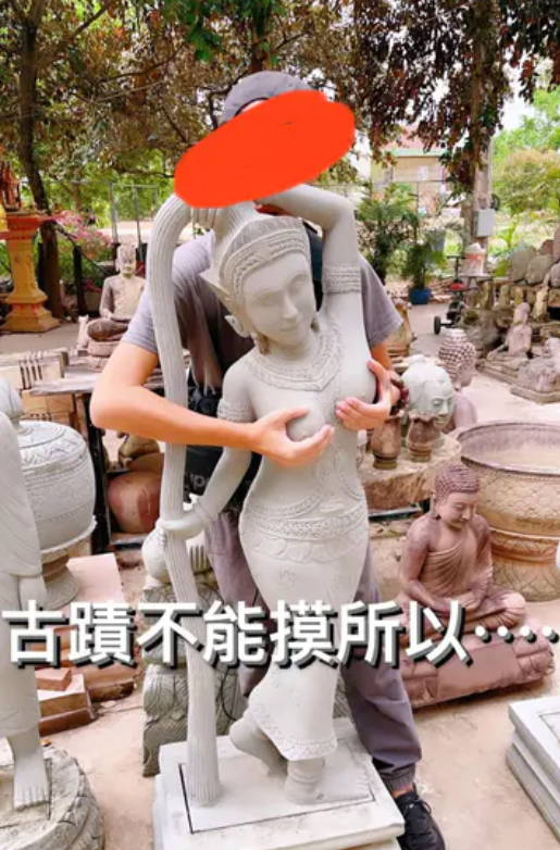 一名部落客作勢摸泰國神明「大地女神」的胸部，掀起網友論戰。圖／擷自Dcard