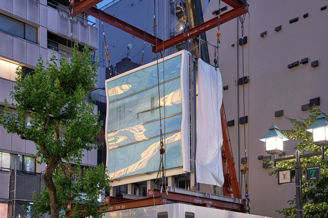 路易威登東京銀座並木通店的玻璃外牆粼粼波光呼應港灣。圖／路易威登提供