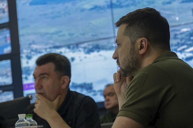 在卡科夫卡水壩遭到破壞後，烏克蘭總統澤倫斯基（右）立即召集國家安全會議，監控情勢發展。（美聯社）