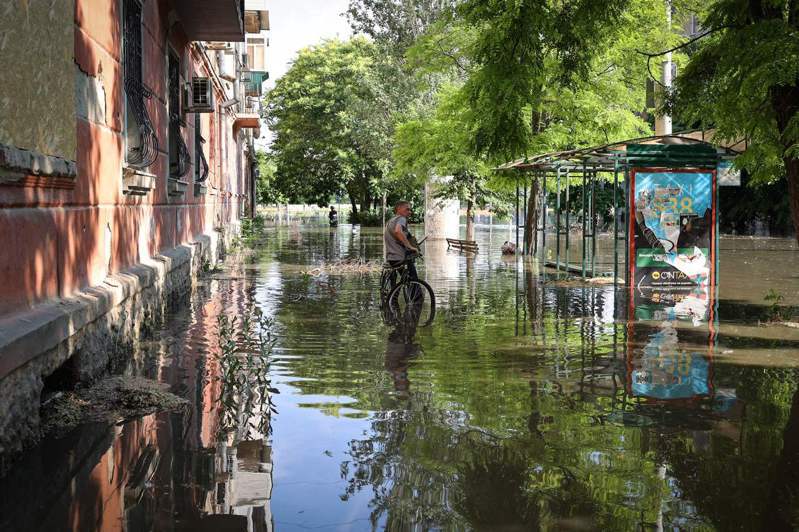 烏克蘭卡科夫卡水壩遭炸毀後，洪水部分流往南部城市赫松，威脅當地居民的家園。 法新社