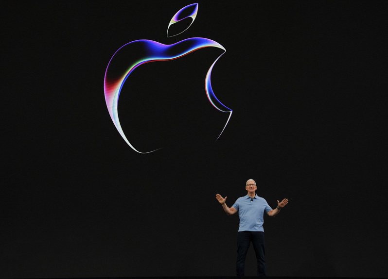 蘋果執行長庫克在5日的全球開發者大會（WWDC）上台講話。（路透）