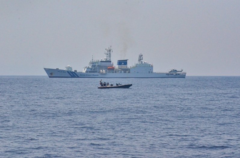 菲律賓海巡隊、美國海岸防衛隊及日本海上保安廳6日在南海演練人質遭恐怖分子挾持場景及搜救行動。圖為菲國海巡隊橡皮艇與日本秋津洲號大型巡邏船。 中央社
