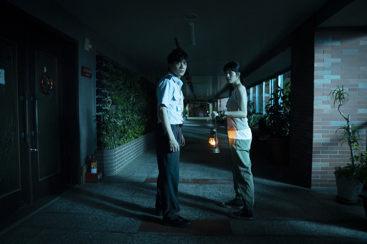 林哲熹(左)、王瑜萱主演的“女鬼桥2：怨鬼楼”于10月13日全台正式上映。图／乐到家国际提供