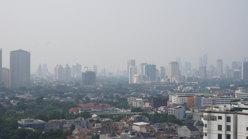 雅加達空氣污染嚴重，PM2.5濃度遠高於世衛組織的安全標準，許多建築被霧霾籠罩。中央社
