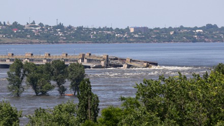 烏克蘭南部一座現由俄軍控制的大型水壩卡科夫卡6日傳出被炸毀，造成整個南部地區洪水為患。     路透