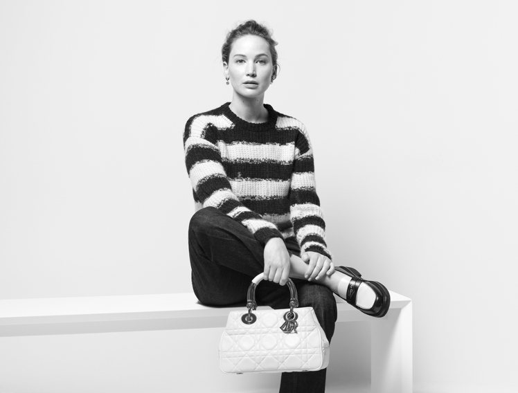 Dior品牌大使珍妮佛羅倫斯演繹最新95.22包形象廣告。圖／Dior提供