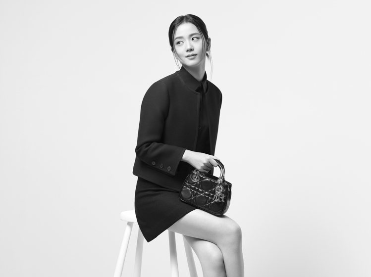 Dior品牌大使JISOO演繹最新95.22包形象廣告。圖／Dior提供