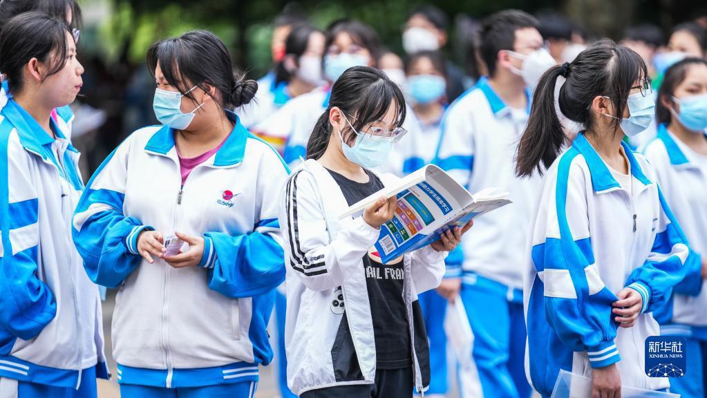 7日，陸高考考生在貴州省貴陽市烏當中學考場外等候入場考試。（新華社）