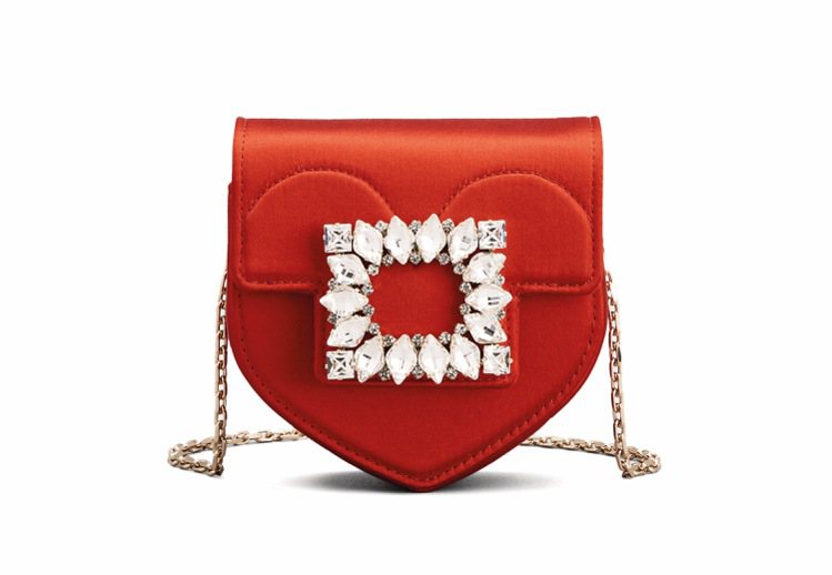 Love Clutch紅色緞面心型鑽扣迷你包，63,000元。圖／Roger Vivier提供