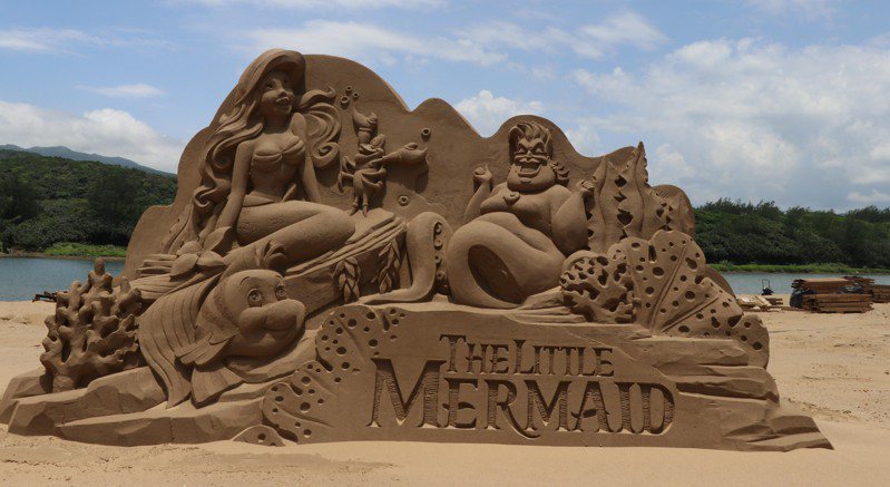 福隆國際沙雕藝術季6月9日於福隆海水浴場登場，今年以「迪士尼百年慶典」為主題，融入超過百位迪士尼品牌經典角色。圖／福容大飯店福隆提供