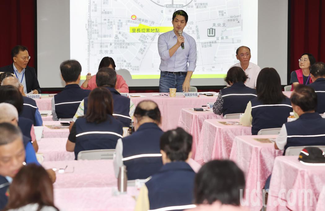 台北市長蔣萬安（中）上午出席松山區里長座談會，針對「雙城論壇」的態度，蔣萬安受訪...