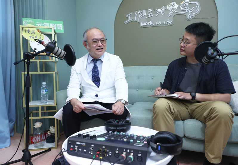 台大醫院院長吳明賢（左）日前接受本報Podcast專訪。記者潘俊宏／攝影