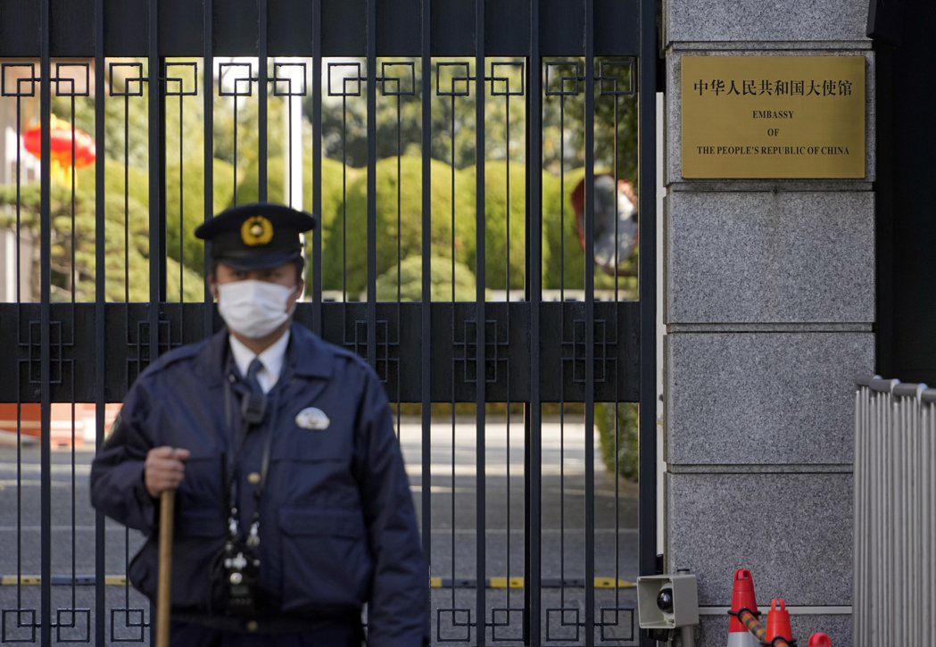 中國大陸駐日大使館對日核汙染水排海發表談話。圖為中國駐日大使館前警察站崗。   ...