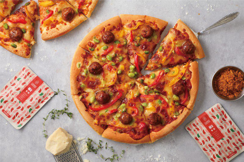 「拿坡里」與「NO MEATING一植肉」聯名，推出「BBQ植物肉丸披薩」。圖／拿坡里提供