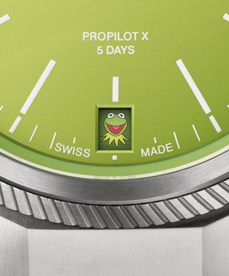 ProPilot × Kermit聯名表六點鐘方向的日期視窗，每個月將有科米蛙探...