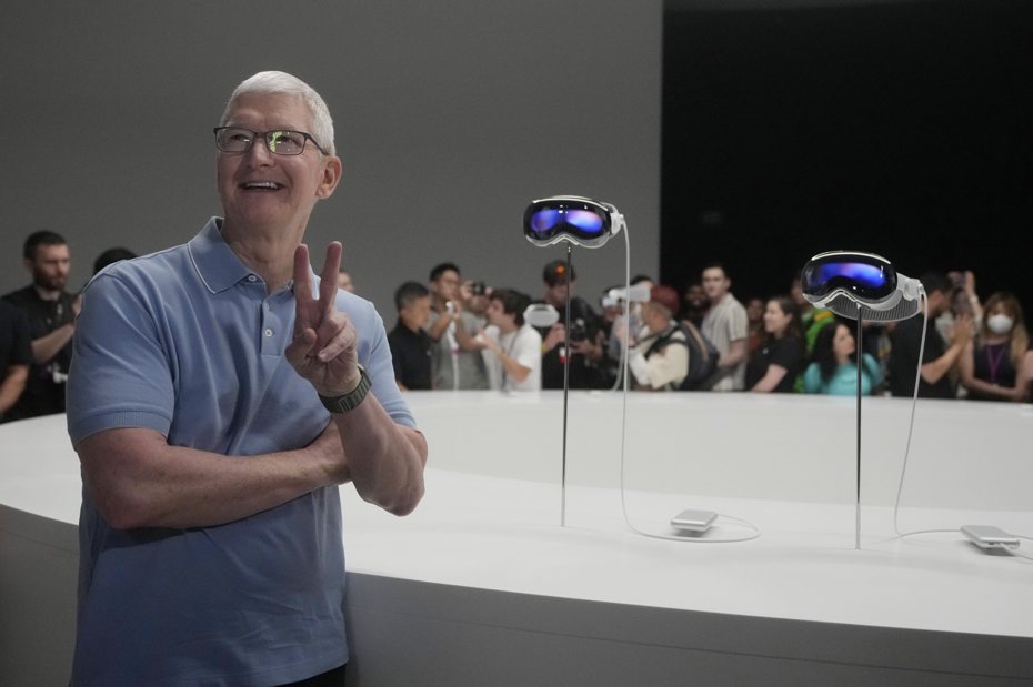 蘋果5日發表混合實境頭戴裝置Vision Pro，但包括執行長庫克在內的蘋果主管都未戴著該裝置拍照，最多只有在一旁合影。美聯社